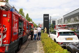 Brand ontstaan in spouwmuur tijdens onkruid wegbranden bij de KIA dealer in Naarden