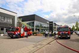 Brand ontstaan in spouwmuur tijdens onkruid wegbranden bij de KIA dealer in Naarden