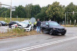 Botsing met veel schade op kruispunt in Blaricum