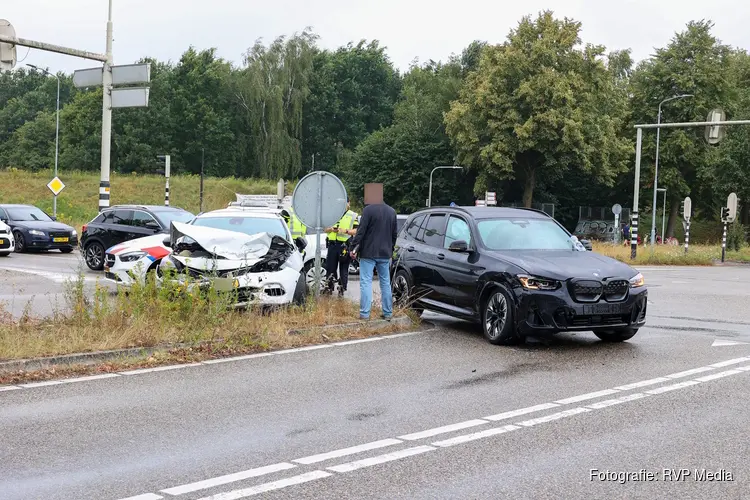 Botsing met veel schade op kruispunt in Blaricum