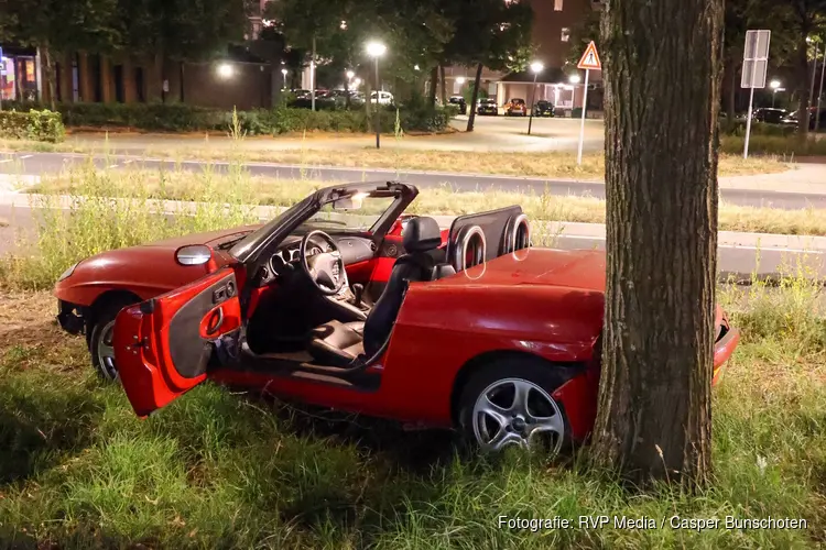 Auto zwaar beschadigd bij eenzijdig ongeval in Huizen: bestuurder aangehouden voor rijden onder invloed