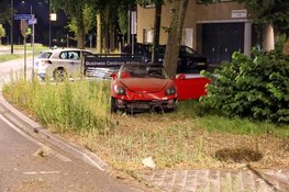 Auto zwaar beschadigd bij eenzijdig ongeval in Huizen: bestuurder aangehouden voor rijden onder invloed