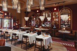 Hilversum maakt kennis met All Day Apero; Nieuwe mediterrane eetbar aan de Groest brengt lunch, apero, diner, cocktails en vinyl samen onder één dak.