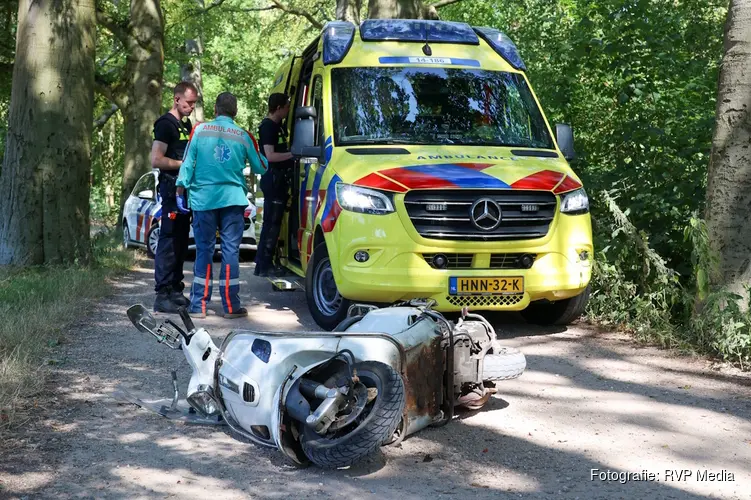 Man onder invloed en zonder rijbewijs onderuit met brommer