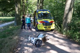 Man onder invloed en zonder rijbewijs onderuit met brommer