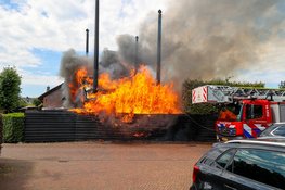 Grote uitslaande brand bij boerderij in Huizen