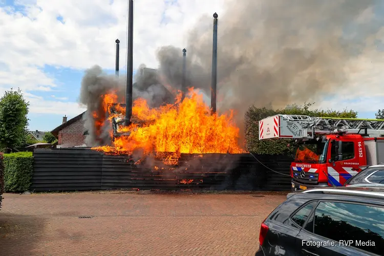 Grote uitslaande brand bij boerderij in Huizen