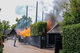 Grote uitslaande brand bij boerderij in Huizen