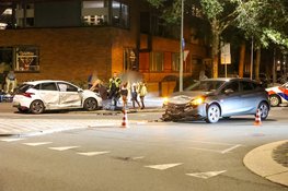 Botsing tussen twee auto’s op kruispunt in Hilversum