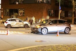 Botsing tussen twee auto’s op kruispunt in Hilversum