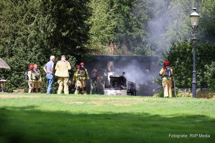 Zitmaaier vliegt in brand in Blaricum