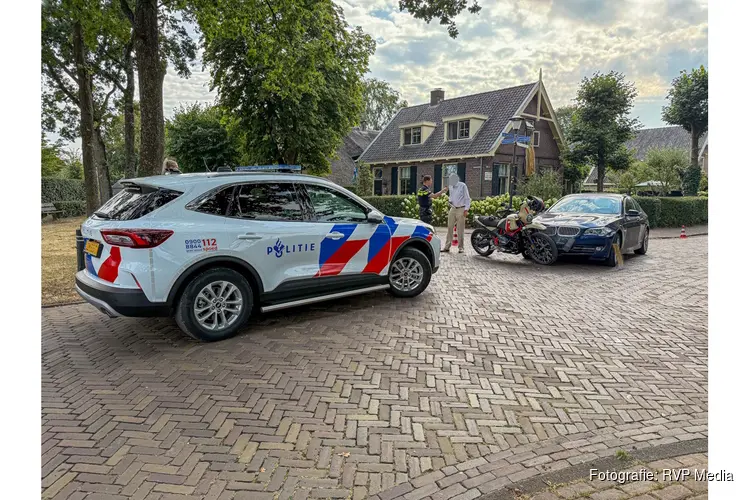 Botsing tussen motorrijder en auto in Blaricum