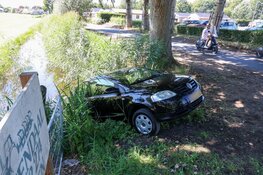 Auto belandt in sloot nadat bestuurder handrem vergeet in Naarden