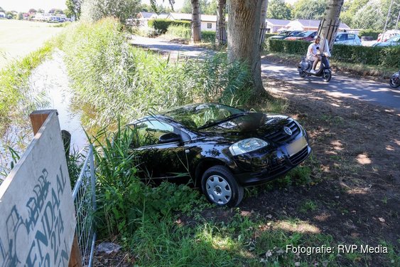 Auto belandt in sloot nadat bestuurder handrem vergeet in Naarden