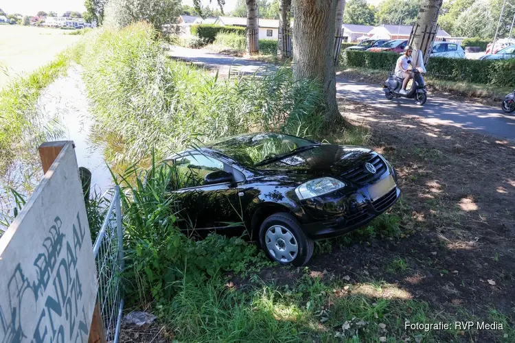 Auto belandt in sloot nadat bestuurder handrem vergeet in Naarden