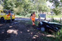 Auto belandt in sloot nadat bestuurder handrem vergeet in Naarden
