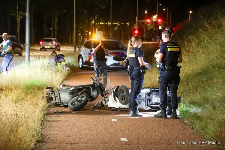Frontale botsing tussen twee brommers op fietspad in Blaricum
