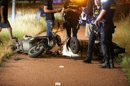 Frontale botsing tussen twee brommers op fietspad in Blaricum