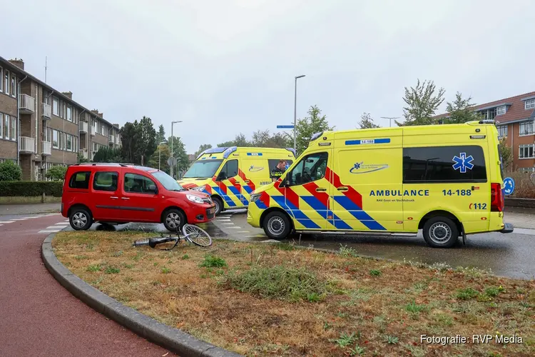Fietser gewond na aanrijding met auto op rotonde in Bussum