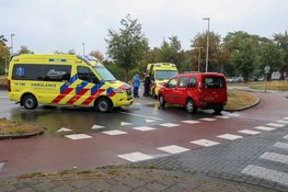 Fietser gewond na aanrijding met auto op rotonde in Bussum