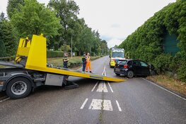 Bestuurder botst met auto tegen geluidswal in Bussum