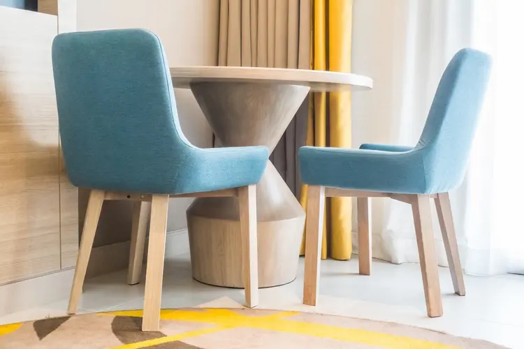 Zo kun je stoelen mixen rond één tafel