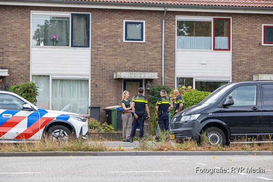Politie doet onderzoek na aantreffen overleden persoon in woning in Huizen