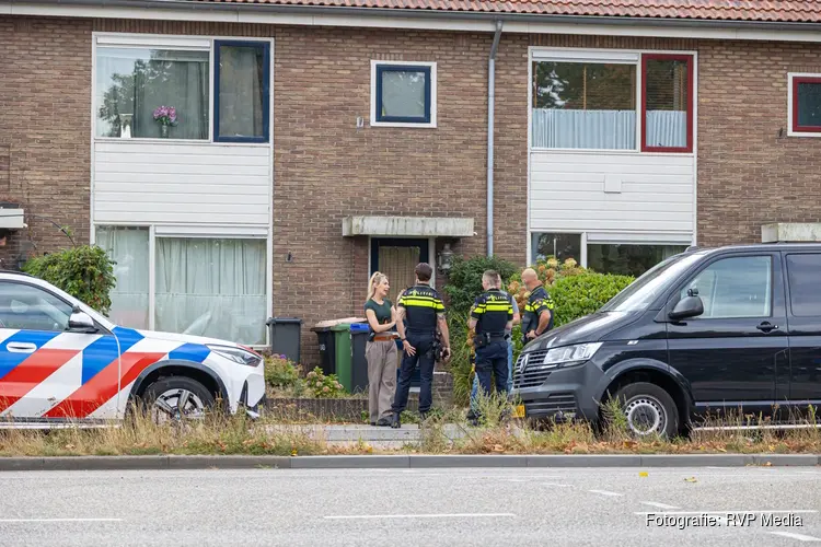 Politie doet onderzoek na aantreffen overleden persoon in woning in Huizen