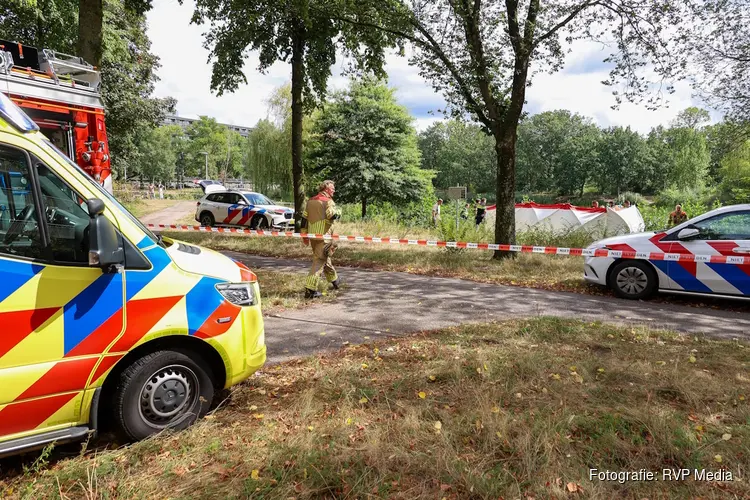 Zwaargewond persoon door hulpdiensten uit water gehaald