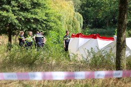 Zwaargewond persoon door hulpdiensten uit water gehaald