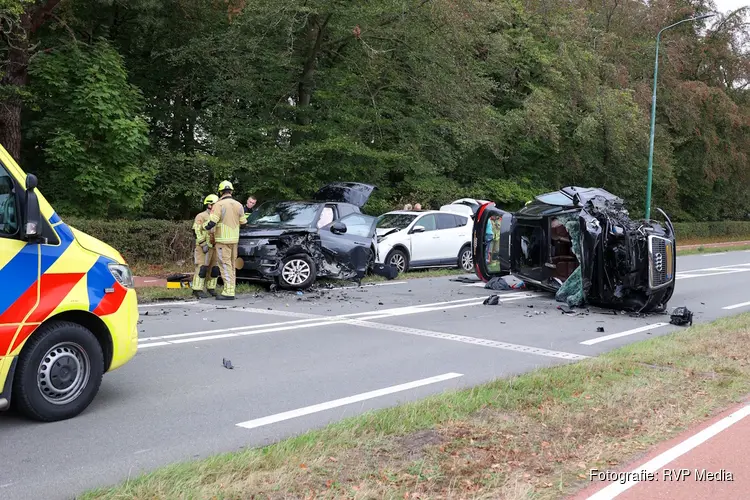 Gewonden en zware schade na frontale botsing tussen twee personenauto's op N527