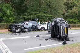 Gewonden en zware schade na frontale botsing tussen twee personenauto's op N527