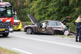 Gewonden en zware schade na frontale botsing tussen twee personenauto's op N527