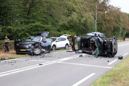 Gewonden en zware schade na frontale botsing tussen twee personenauto's op N527