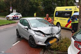 Auto vliegt uit de bocht en botst tegen boom in Huizen