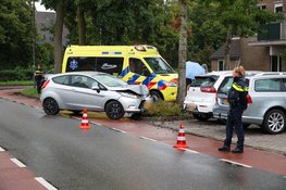 Auto vliegt uit de bocht en botst tegen boom in Huizen