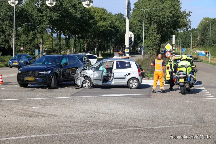 Flinke schade aan auto's na ongeval op kruising in Eemnes