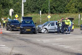 Flinke schade aan auto's na ongeval op kruising in Eemnes