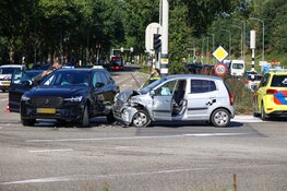 Flinke schade aan auto's na ongeval op kruising in Eemnes