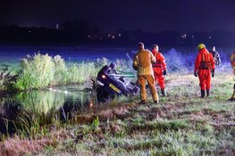 Auto belandt ondersteboven in sloot langs A1