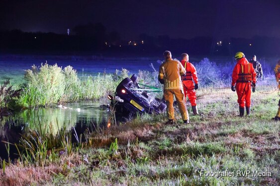 Auto belandt ondersteboven in sloot langs A1