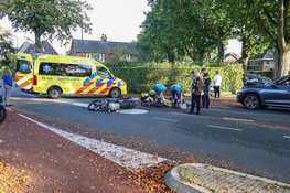 Motorrijder gewond na eenzijdig ongeval in Huizen, weg afgesloten