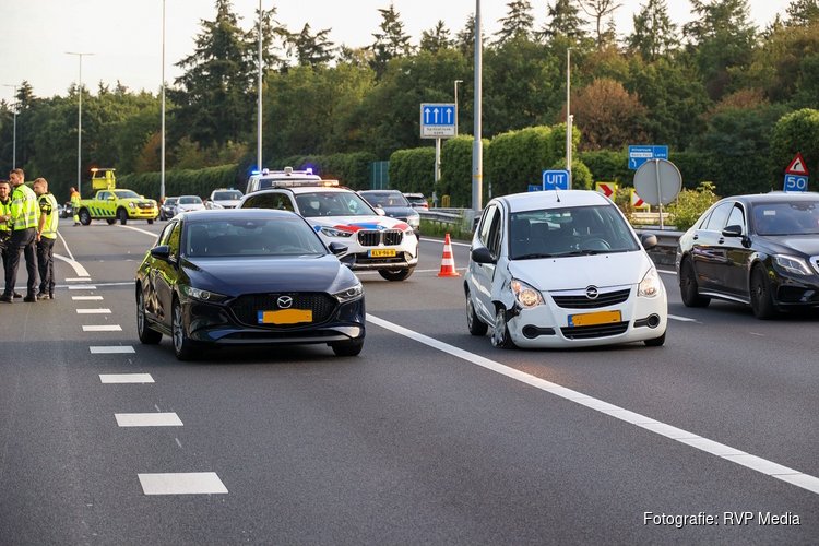 Politie zet deel snelweg af na ongeluk op A1 bij Laren