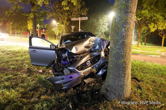 Auto botst tegen boom na afrit A1 in Naarden: inzittenden slaan op de vlucht