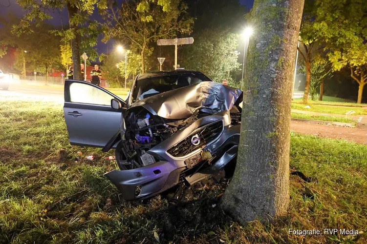 Auto botst tegen boom na afrit A1 in Naarden: inzittenden slaan op de vlucht
