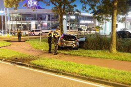 Auto botst tegen boom na afrit A1 in Naarden: inzittenden slaan op de vlucht