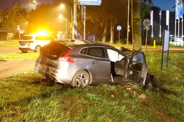 Auto botst tegen boom na afrit A1 in Naarden: inzittenden slaan op de vlucht