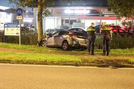 Auto botst tegen boom na afrit A1 in Naarden: inzittenden slaan op de vlucht