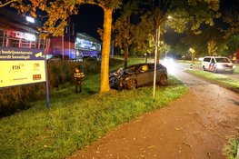 Auto botst tegen boom na afrit A1 in Naarden: inzittenden slaan op de vlucht
