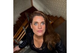 Nina Ebbenhout brengt Dwars door mij uit en presenteert De wereld in met Mae Wever